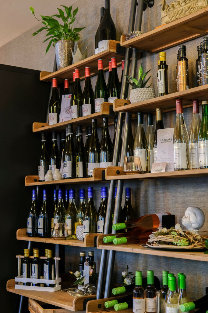 Blick in das Weinregal in Warsberger Weinhof in Neumagen-Dhron